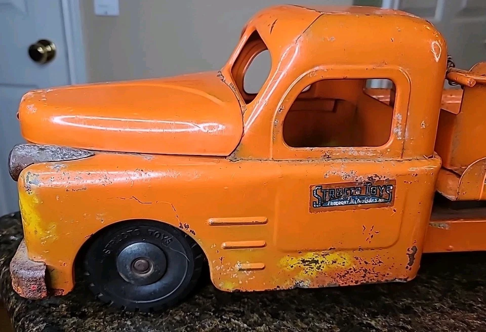 Vintage 1950s Structo Toy Orange Flatbed Tow Truck Pressed Steel W/ Chain & Hook - Image 2 of 4