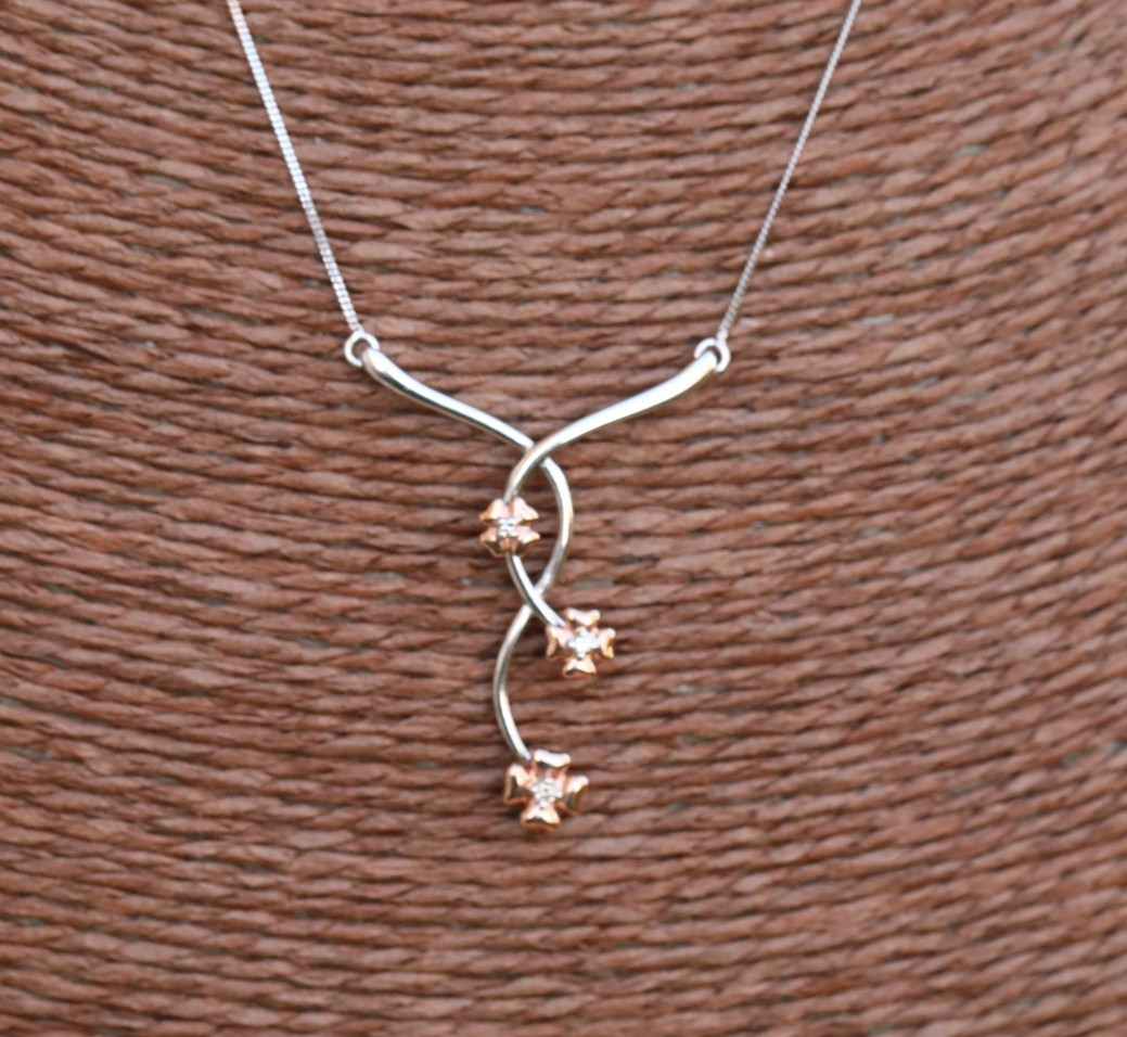Chain Necklace with a Flowery Pendant