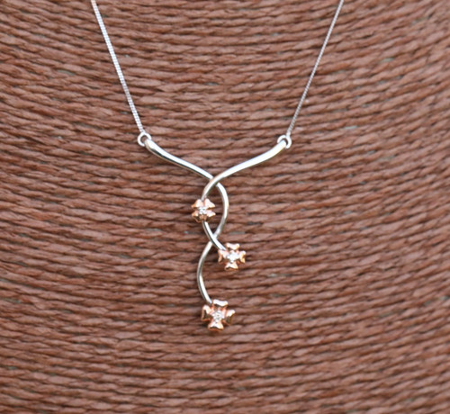 Chain Necklace with a Flowery Pendant