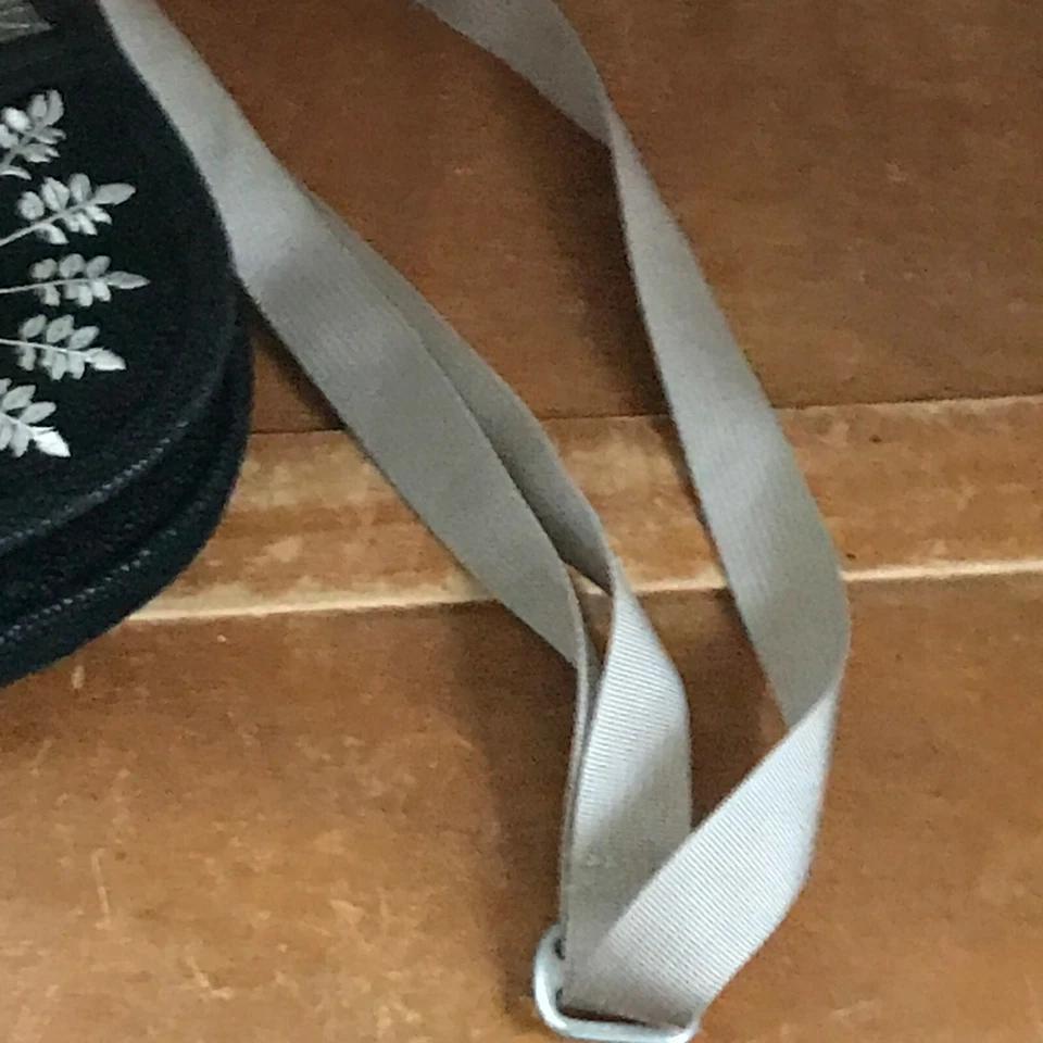 Pequeño Haiku de cuero negro ligeramente usado con hojas bordadas y correa larga de nailon -  Foto 4 de 4