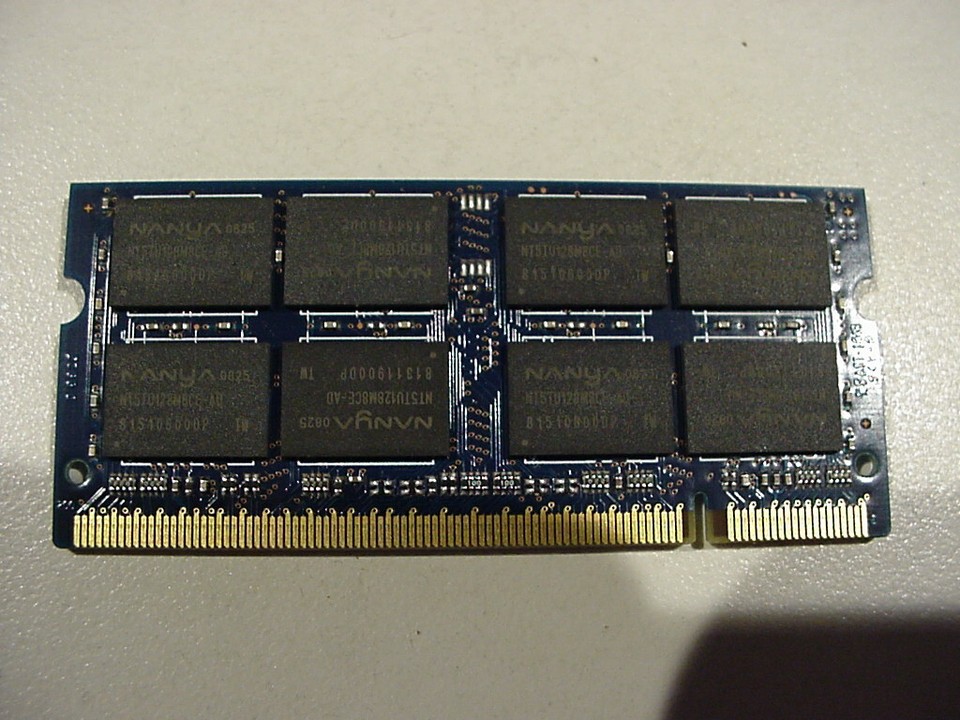Barrette Mémoire 1Go RAM DDR2 Nanya NT1GT64U8HB0BY-3C DIMM PC2-5300U 2Rx8