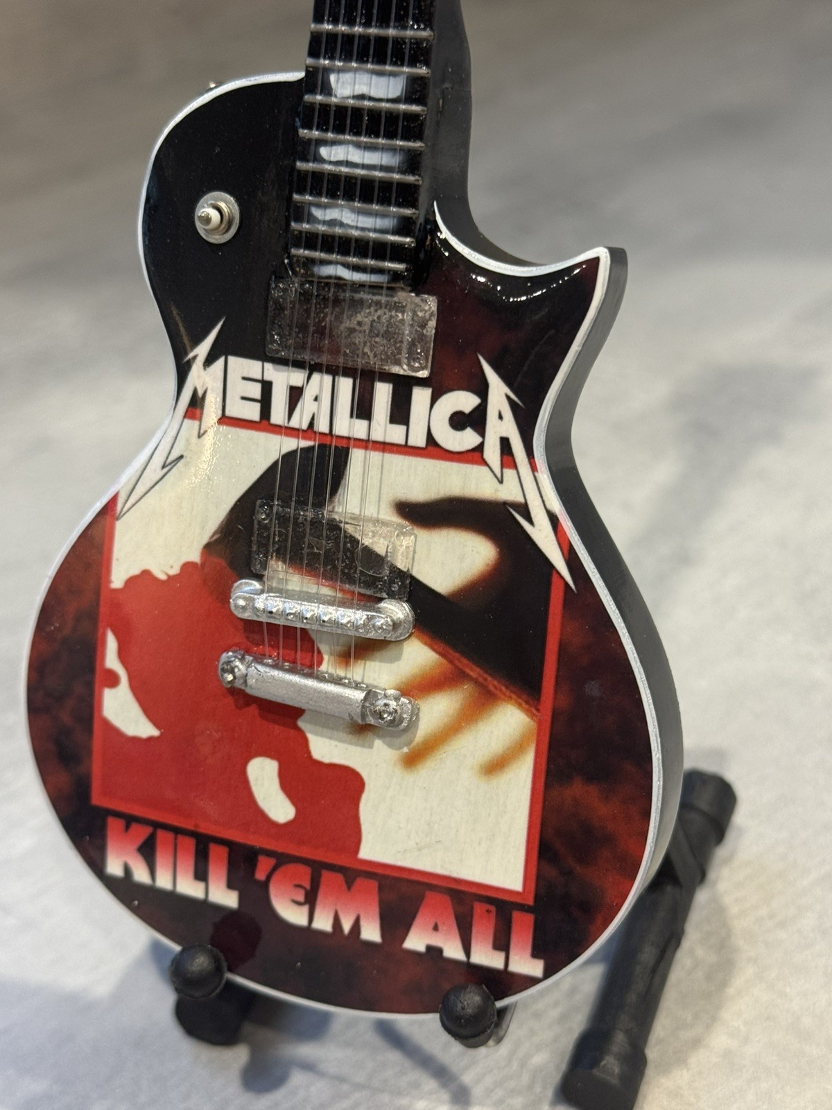 Chitarra Miniatura Metallica - 25 cm con supporto
