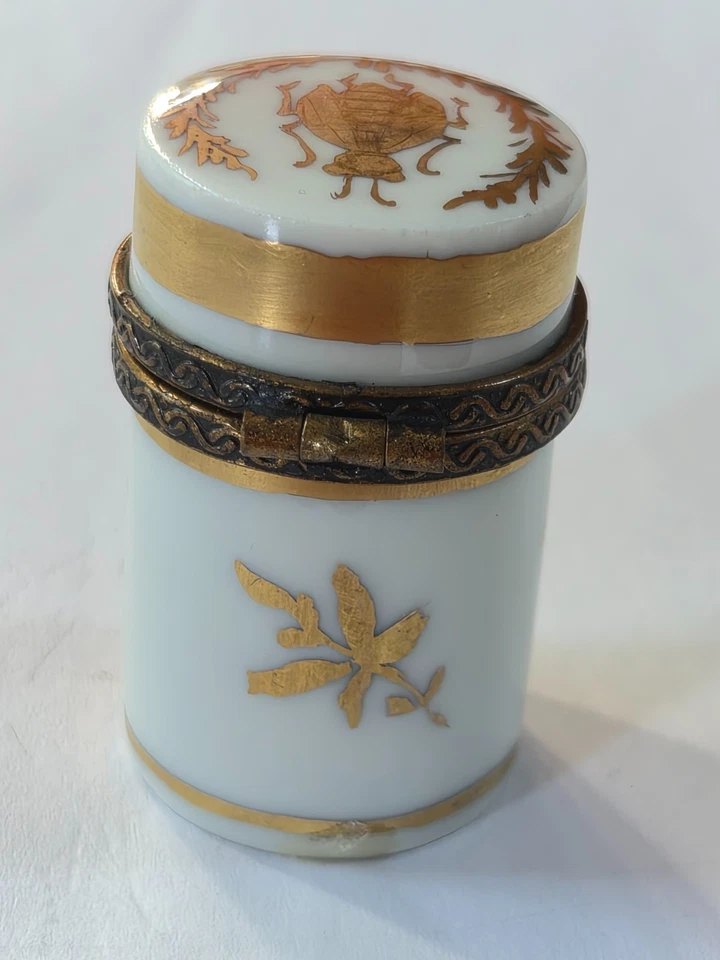 Boîte pilulier cylindrique en porcelaine. motifs dorés d'abeilles et de lauriers - Photo 2/4