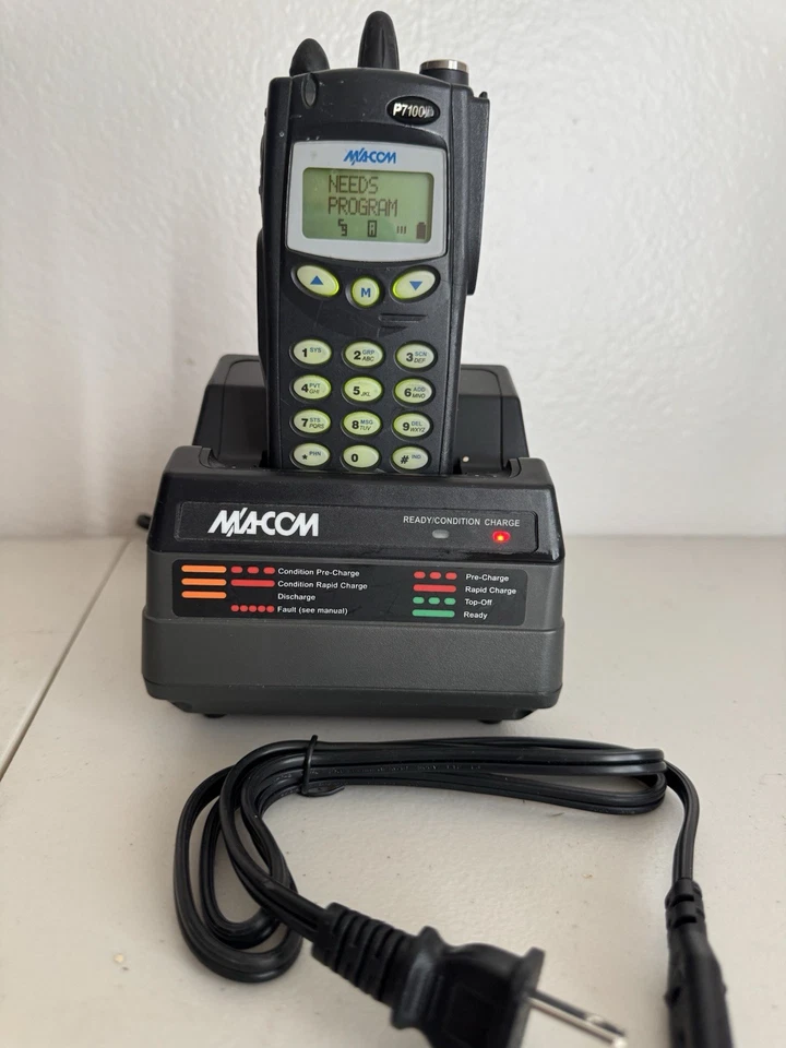 Rádio Harris M/A -Com P7100ip UHF com carregador com bateria, cabo sem antena. - Imagem 2 de 4