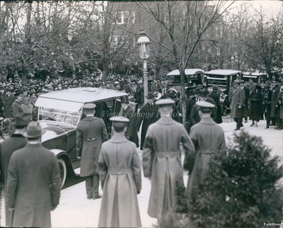 1924 Crowd Observes President Calvin Coolidge Entering Car Politics Photo 8x10