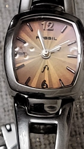 Orologio Fossil F2 Donna Petite Argento Tonneau Data Quadrante Irridescente Quarzo ES9749 - Foto 2 di 3
