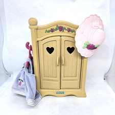 1998 FISHER PRICE BRIARBERRY BEAR WARDROBE HANGERS/DRESS/HAT USED/PLAYED