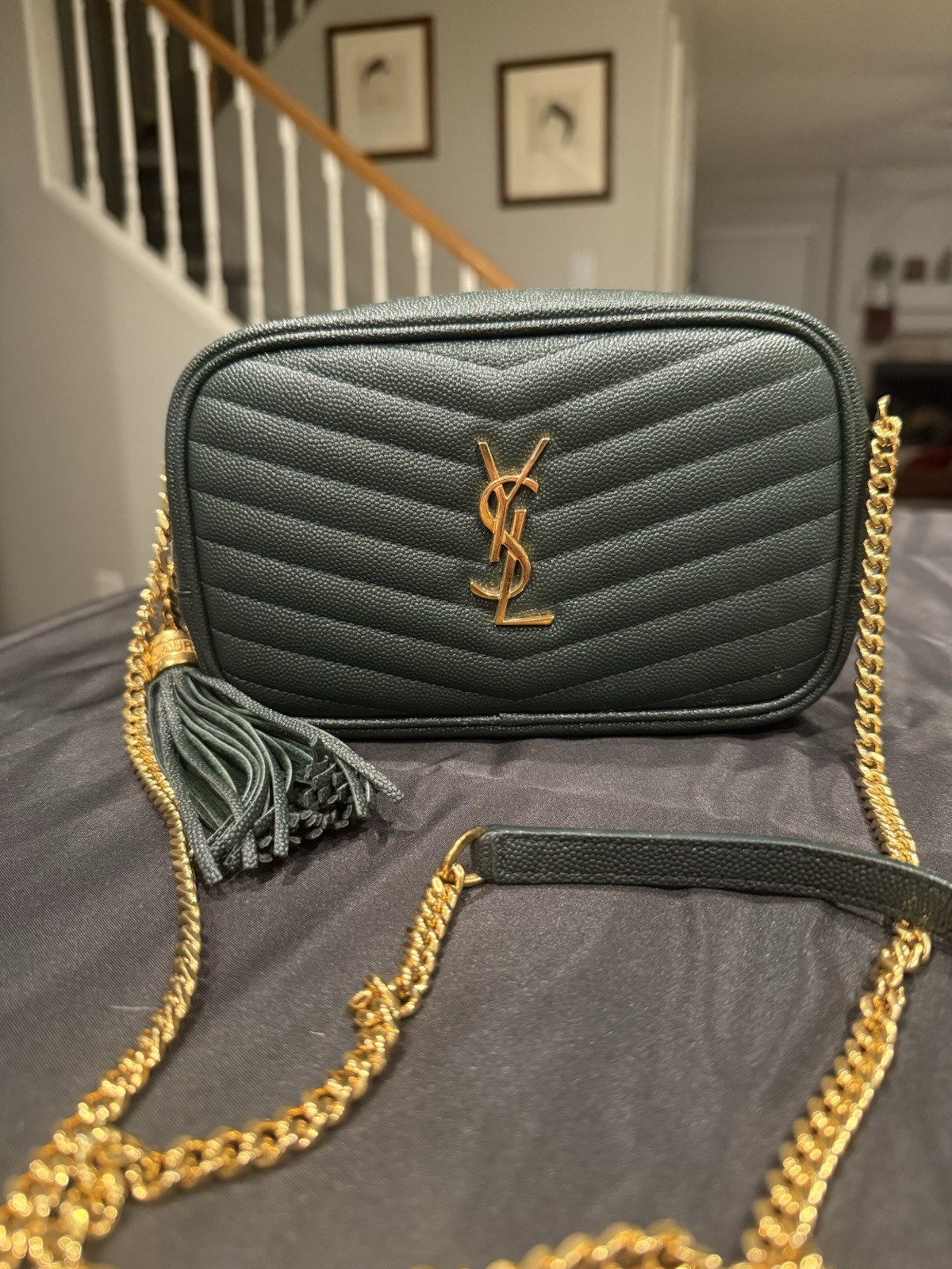 Borsa per fotocamera Yves Saint Laurent Grain DePoudre Matelasse Monogram Mini Lou Lt Sage