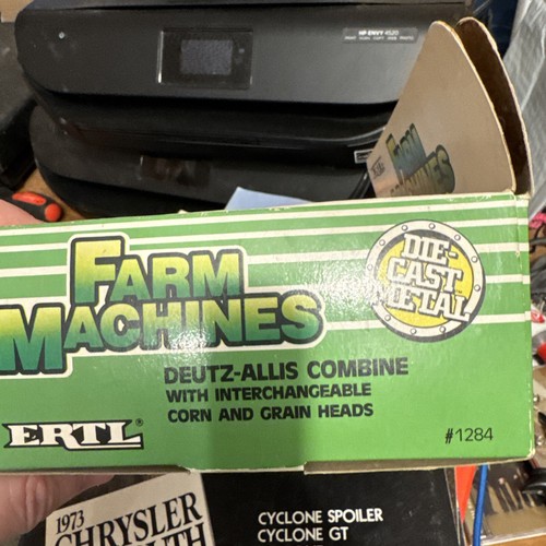 Ertl Deutz-Allis R50 Gleaner Combine With Corn & Grain Heads 1/64 Scale Die-Cast - Picture 6 of 8