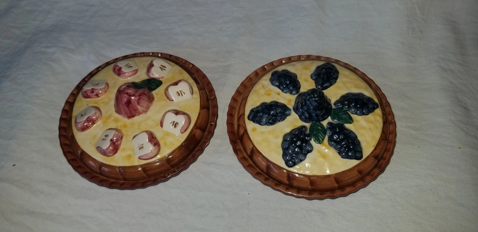 Vintage 1996 Set of 2 ABC Distributing Small Ceramic Fruit Pie / Tart Dish w/Lid
Opens in a new wind