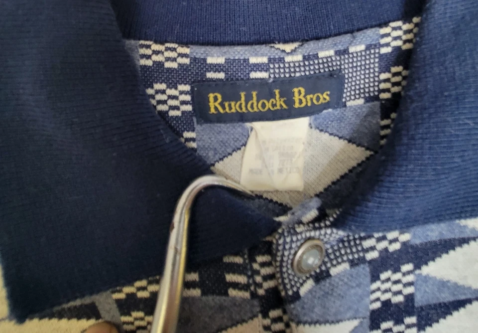 Camisa polo Ruddock Bro manga curta tamanho XL azul e branco geométrica mistura de poliéster - Imagem 2 de 4