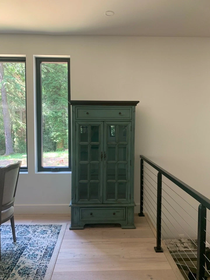 2 door, 2 drawer china hutch/cabinet w/2 inner glass shelves in moonstone blue - Image 3 of 4