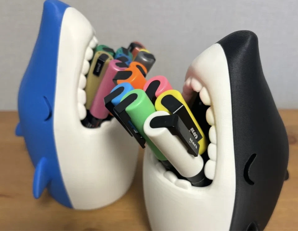 Soporte para bolígrafo Shark - Organizador de escritorio impreso en 3D - Mensaje para el color deseado Foto 2 de 3
