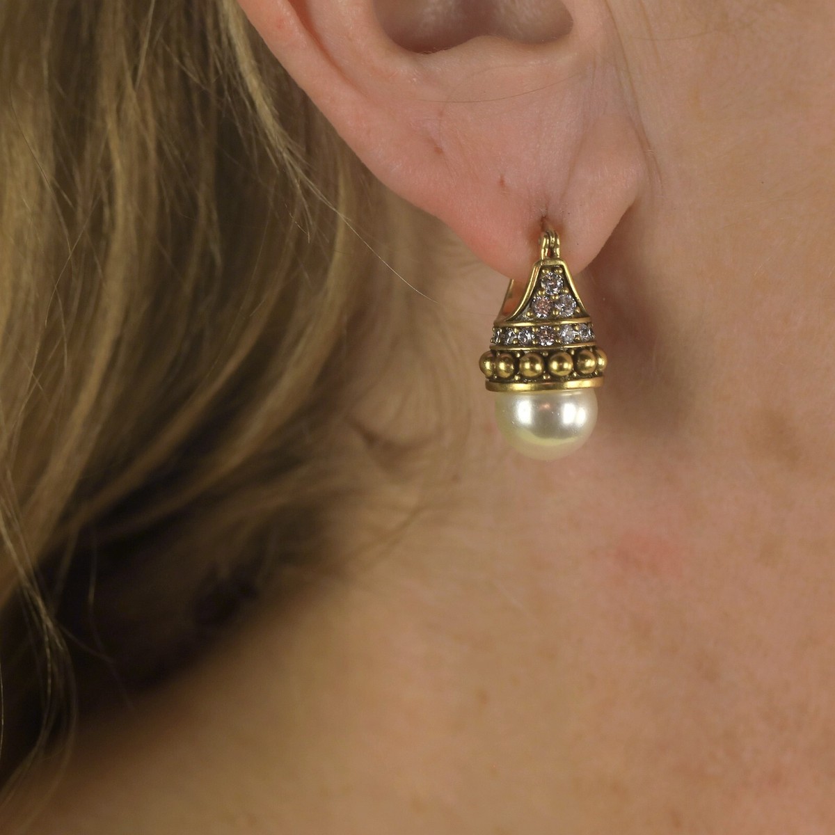 Boucles D'oreilles Dormeuses Doré Antique Avec Fausse Perle Blanche Et CZ - Modèle ET9, Fabrication Récente