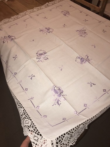 Tovaglia in tessuto di puro lino con ricami di rose color lavanda sfumato - Foto 4 di 14