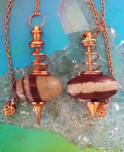 PENDULE DE RADIESTHÉSIE SHIVA LINGAM et pendule lingam vortex cuivre, 2 PENDULES - Photo 3 sur 4