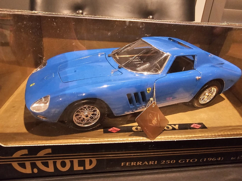 Ferrari 250 GTO Series 2 (1964) 1/18 Guiloy Gold - Turquoise - Image 4 of 4