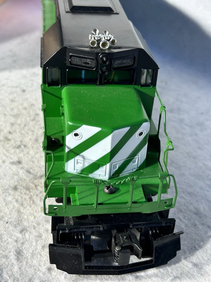 Nice Lionel Burlington Northern O Gauge SD-40-2  7 Piece Train Set - Image 3 of 4