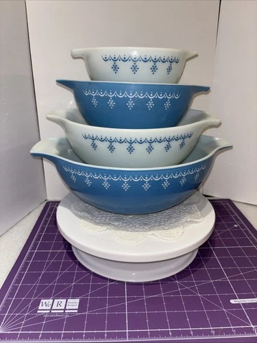 PYREX - 4 pc. SNOWFLAKE Blue & White GARLAND Cinderella Mixing, Nesting Bowl Set