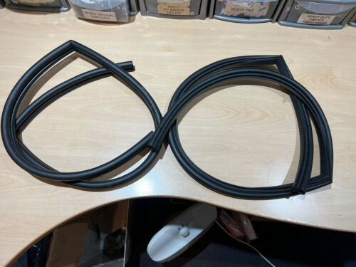  PAIR OF MGB GT REAR QUARTER LIGHT SEALS IN BLACK RUBBER KGA818 KGA819 - Picture 1 of 3