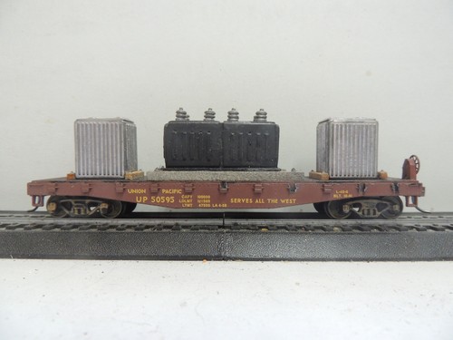 COCHE PLANO ATHEARN UNION PACIFIC 40' CON TRANSFORMADOR MAGNÉTICO CARGAS KD'S CAR #50595 | Condition: Used