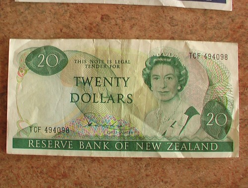 1981-85_New Zealand_'RESERVE BANK NOTES COLLECTION x8"_Hardie $1,2,10,20,50 USED - Picture 22 of 24