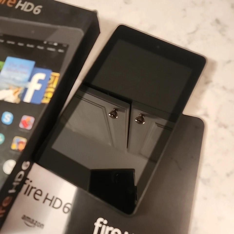 Amazon Kindle Fire HD 6 (4th Generation) PW98VM Black Tablet eReader - Image 2 of 4