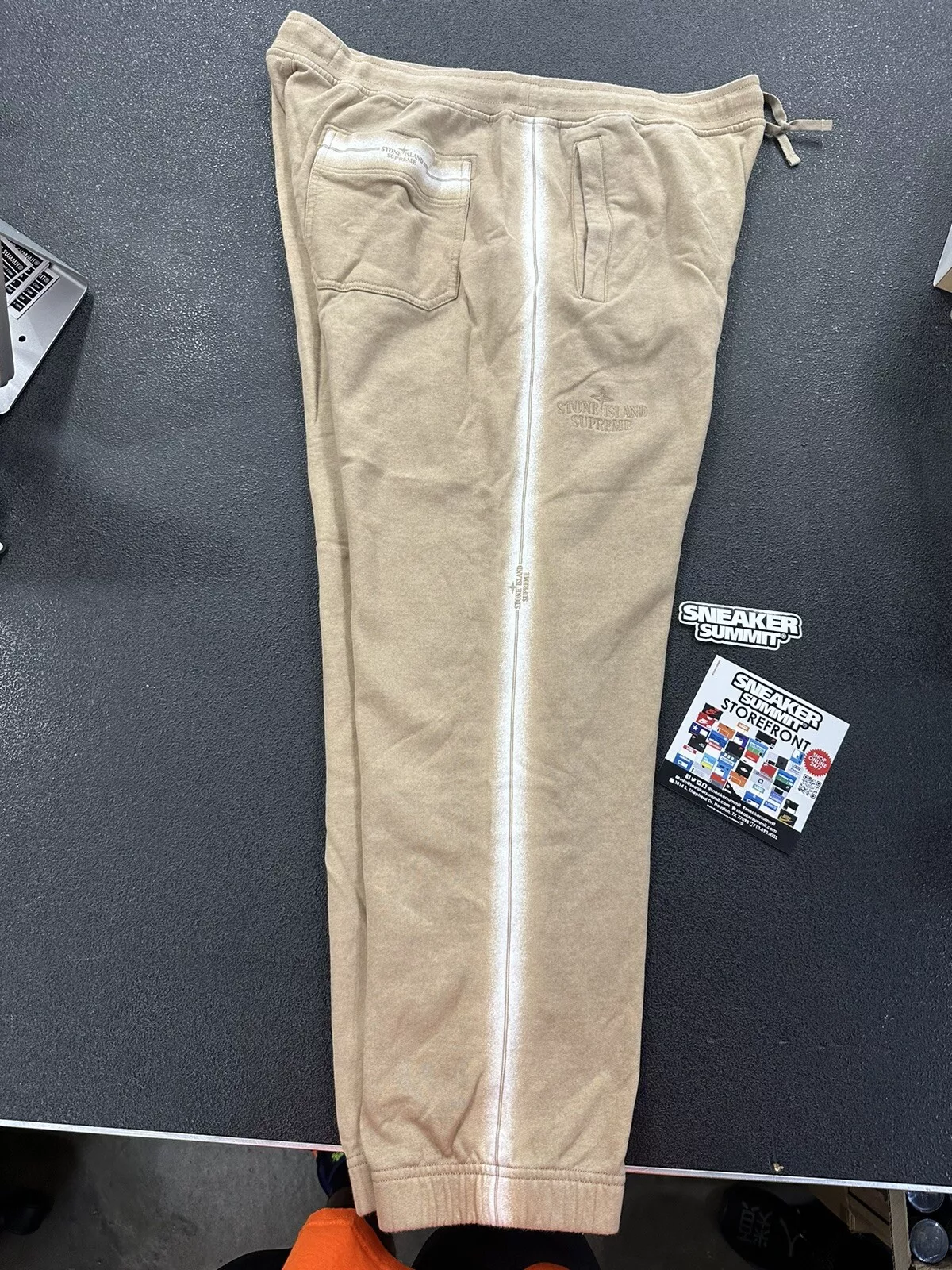 Neuf avec étiquettes pantalon de survêtement Supreme Stone Island bronzé logo homme L AUTHENTIQUE