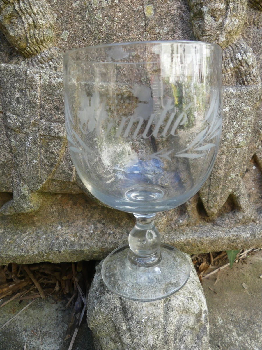 5 Verres A Vin, En Verre Jaune, Ciselés Avec Des Grappes De Raisins Et Base Transparente Vintage 5 Verres A Vin, En Verre Jaune, Ciselés Avec Des Grappes De Raisins Et Base Transparente Vintage