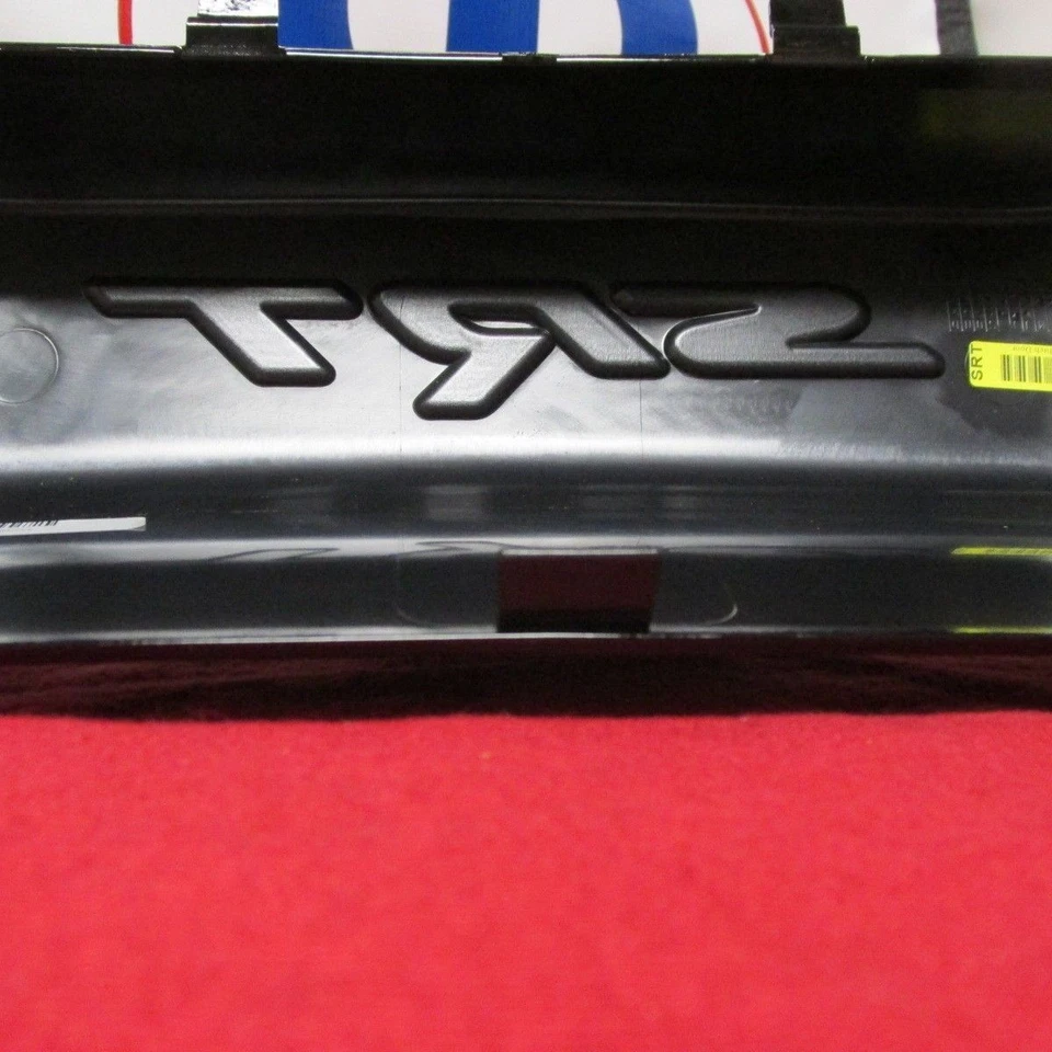 JEEP Grand Cherokee SRT Bumper Trailer Engate Acabamento Moldura Com Hardware NOVO FABRICANTE DE EQUIPAMENTO ORIGINAL MOPAR - Imagem 2 de 4