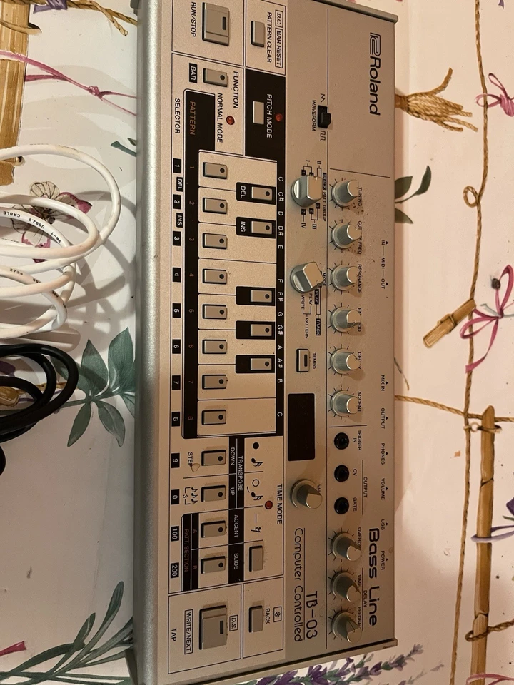 Roland TB-03 Boutique Bass-Line Synthesizer - Bild 2 von 4