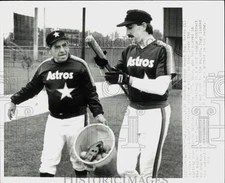 1987 Press Photo Astros Yogi Bera and son Dale leave batting cage at FL training