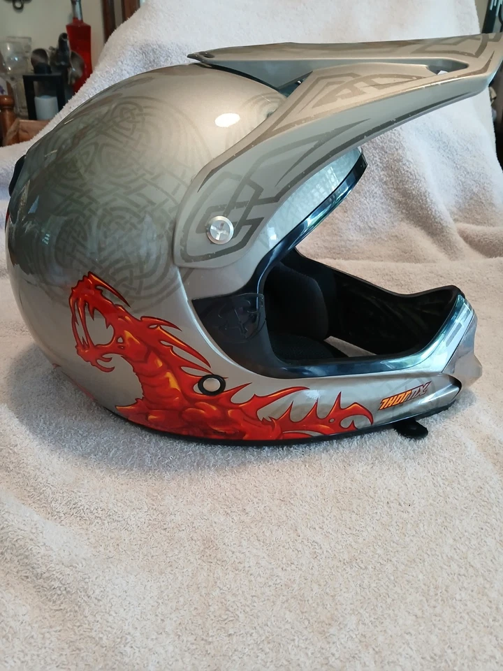 Casco de equitación Thor MX con gráfico de dragón Foto 3 de 4