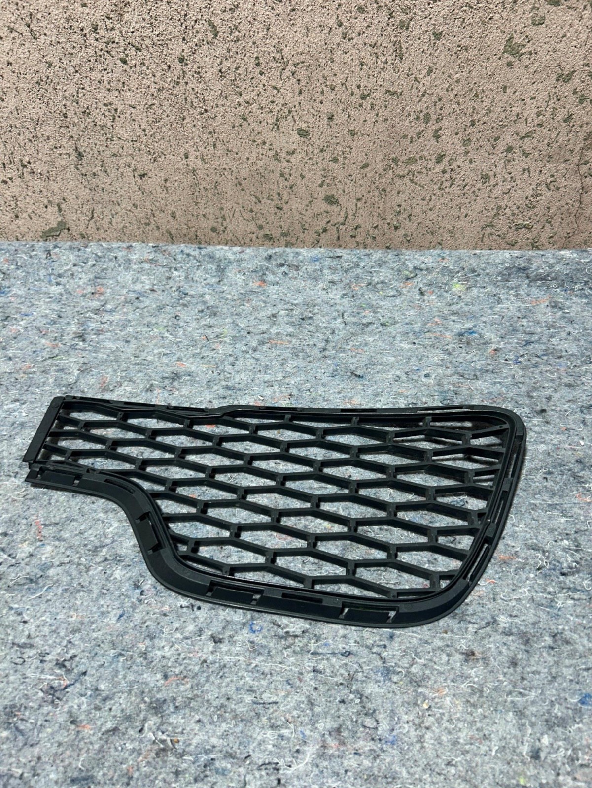 14-17 MASERATI GHIBLI FRONT RIGHT BUMPER LOWER GRILLE BEZEL COVER 670010765 OEM