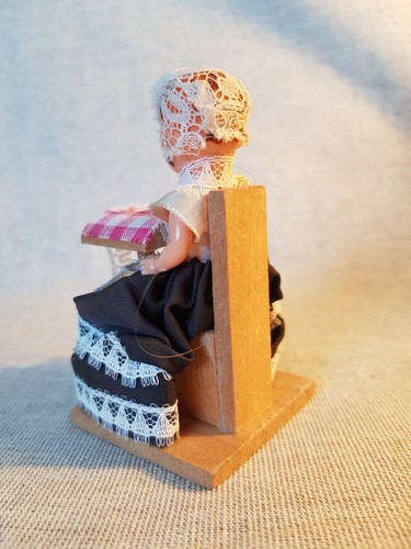 Miniature Vintage Plastic Doll With Open/Closing Eyes. - Picture 4 of 7