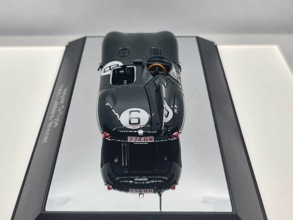 Autoart 65586 JAGUAR D-TYPE TEAM JAGUAR CARS N 6 WINNER 24h LE MANS 1955 opening - Immagine 3 di 4