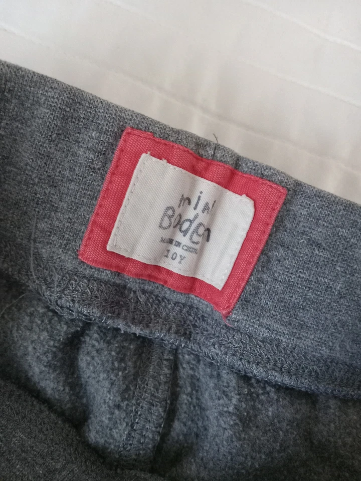 Pantalones deportivos Mini Boden talla 10 grises con lunares rosas/corales usados en excelente estado para niñas Foto 3 de 4