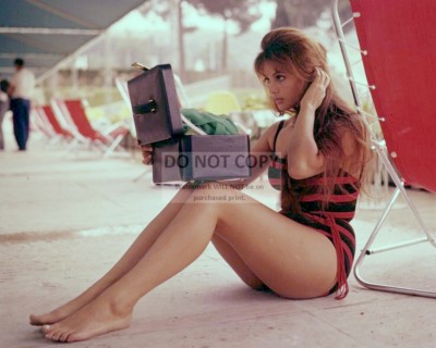 ACTRESS CLAUDIA CARDINALE - 8X10 PUBLICITY PHOTO (FB-210)
