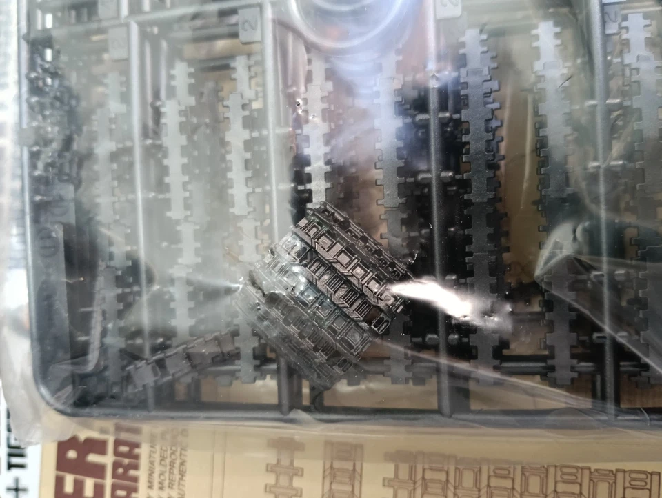 TAMIYA 1/35 GERMAN KING TIGER SD.KFZ.182 + CINGOLI A MAGLIA SINGOLA"leggi" - Immagine 3 di 3