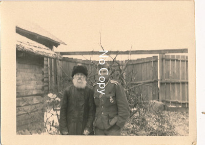 Foto: WK II, Russland: Soldat mit Einheimischen in freundschaftlicher Pose, X232