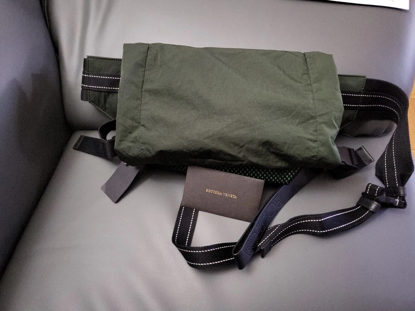 Borsa a tracolla vita uomo Bottega Veneta in nylon verde scuro 1150$.Made in Italy