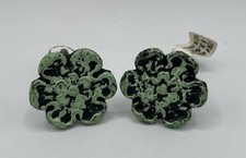 Metalowa szuflada w stylu retro ciągnie zielony kształt kwiatu jak woda on off gałka