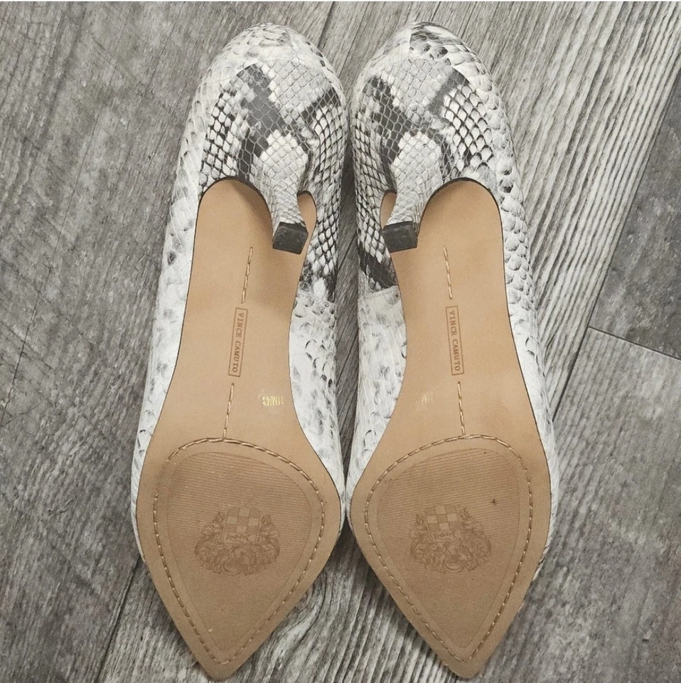 Salto feminino Vince Camuto estampado pele de cobra tamanho 11 - Imagem 2 de 4
