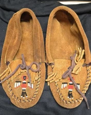 Minnetonka Moccasins Sz 8 Thunderbird Beaded Fringed Brown Suede Leather Shoes