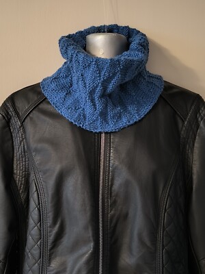 Loop Damen Handarbeit Halssocke Blau Gestrickt Reliefmuster Dreieck 50x28cm
