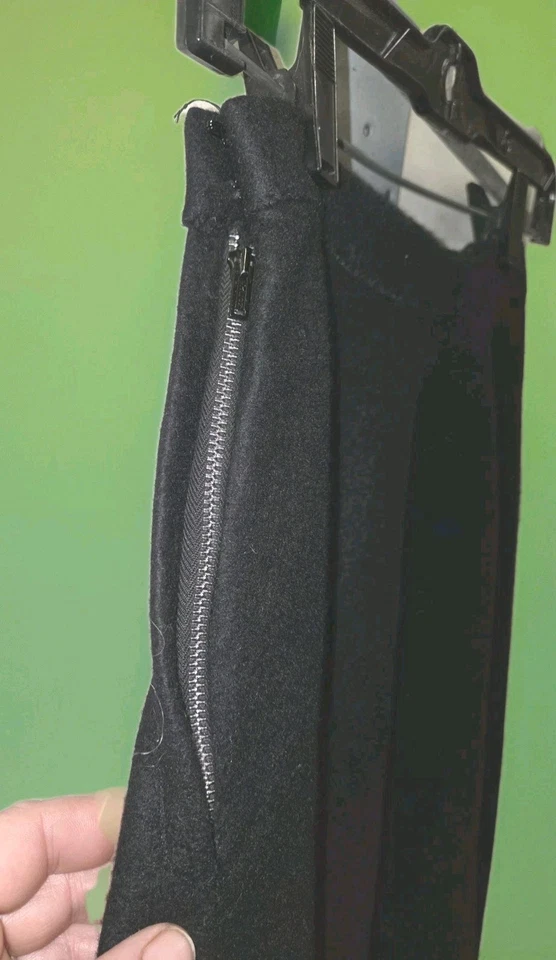 Falda circular de fieltro negro hecha a mano años 50 con caniches de lentejuelas con cuentas, 23" W, 30" L Foto 4 de 4