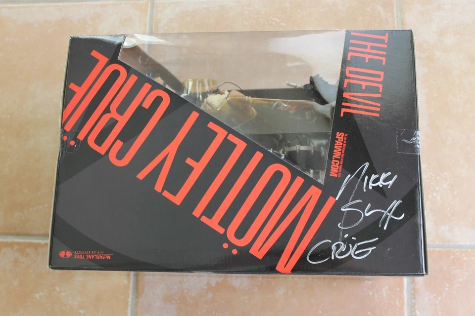 McFarlane Mötley Crüe Shout at the Devil Caja Set Firmado por Nikki Sixx Nuevo Como Nuevo Foto 2 de 4