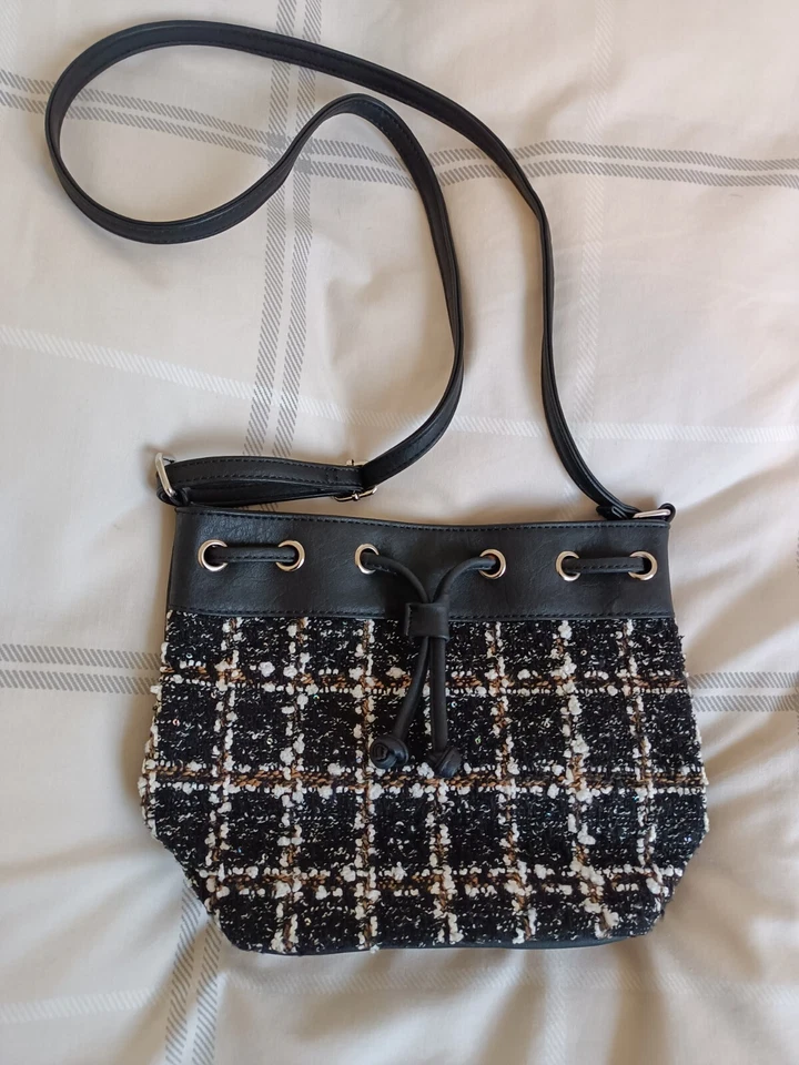BNWOT Black White Tan Check Crossbody Bucket Bag Adjustable Strap - Image 2 of 4