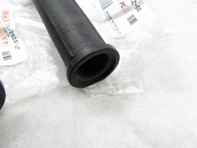 Yamaha RD350YPVS RZ350 Handlebar Grips 31A-26241-00 OEM Throttle 31A-26242-00 Foto 4 de 4