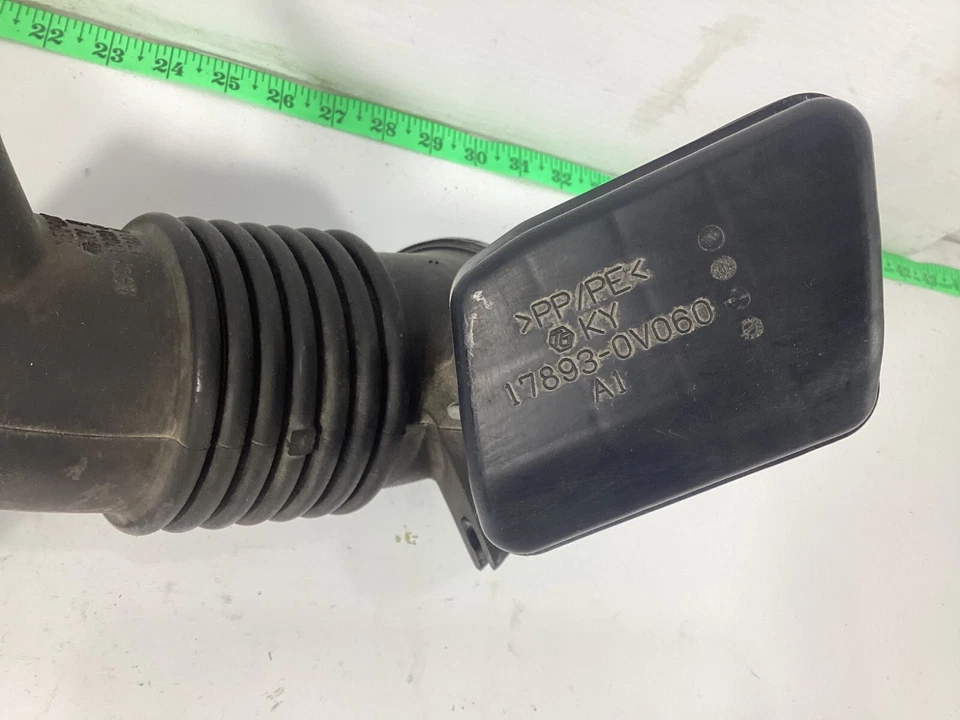 Tubo manguera conducto admisión aire limpio Toyota Camry 2012-2017 17880-0V080 OEM. Foto 2 de 4